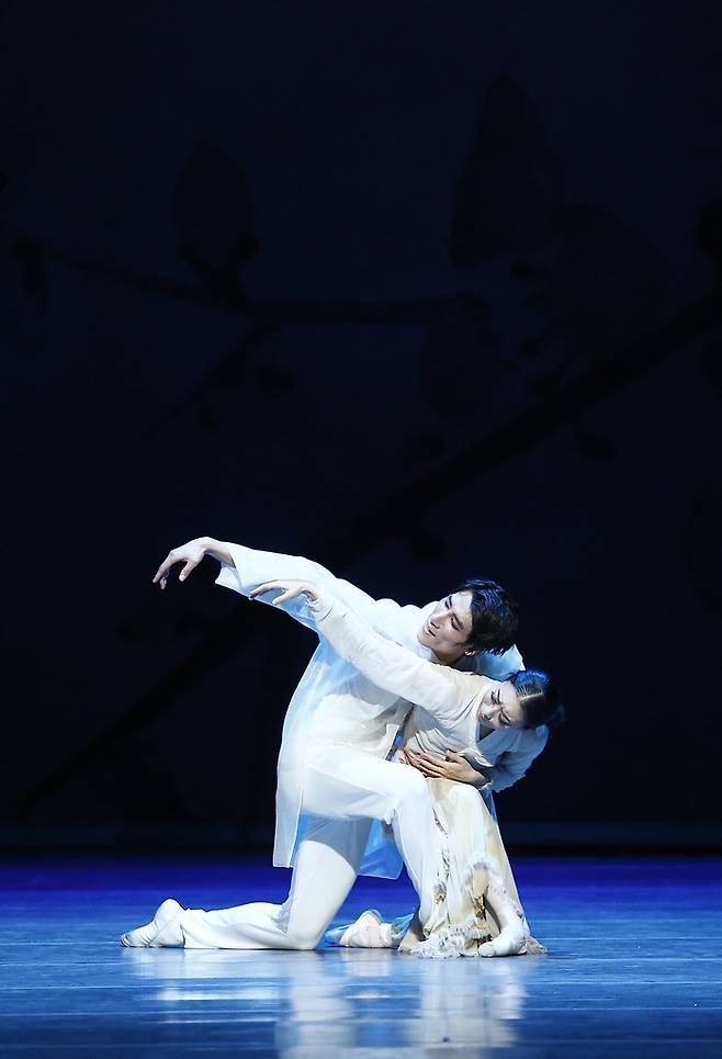 공연하는 이동탁(왼쪽), 강미선 [유니버설발레단 제공. 재판매 및 DB 금지]