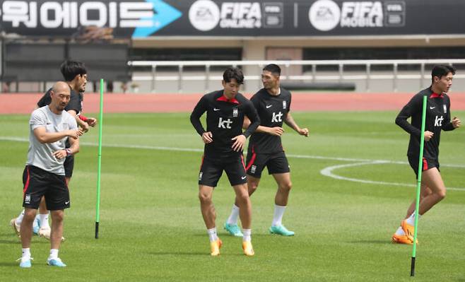 손흥민(가운데)을 비롯한 축구대표팀 선수들이 페루와의 평가전을 앞두고 훈련을 하고 있는 모습. [사진=뉴스1]