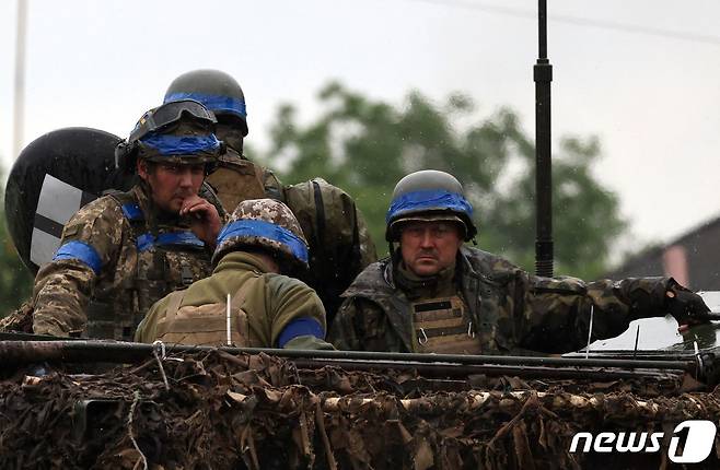 우크라이나군이 11일(현지시간) 자포리자 지역에서 러시아군으로부터 마을을 해방시키고 있다. 2023.06.11. ⓒ AFP=뉴스1 ⓒ News1