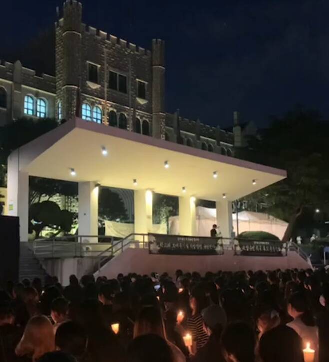동덕여대 학생들이 12일 오후 서울 성북구 동덕여대에서 촛불 추모집회를 열고 있다. (동덕여대 총학생회 인스타그램 갈무리) ⓒ News1