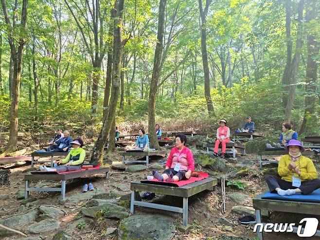 산림복지전문업이 제공하는 숲체험 프로그램 체험 모습.  (산림청 제공)/뉴스1