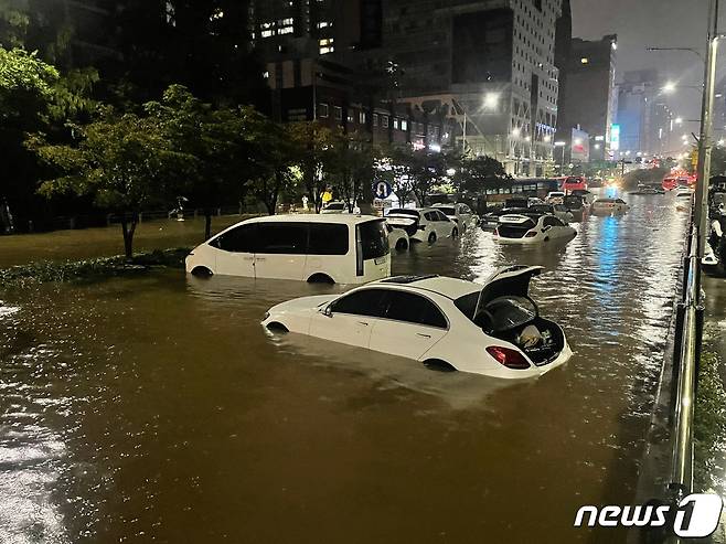 지난해 8월8일 서울 강남역 사거리 교대 방향 도로가 침수돼 있다. 2022.8.8/뉴스1 ⓒ News1 송원영 기자