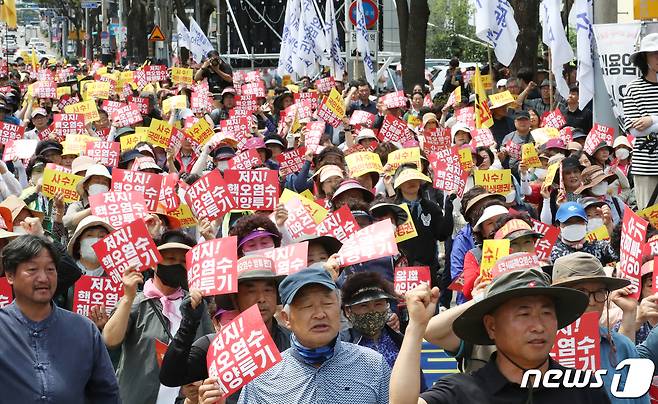 일본 후쿠시마 핵오염수 해양투기 및 CPTPP 저지 제주범도민운동본부가 13일 제주시 노형동 주제주일본국총영사관 앞 도로에서 '일본 핵오염수 해양투기 저지를 위한 제주 범도민 대회'를 열고 있다. 2023.6.13/뉴스1 ⓒ News1 오현지 기자