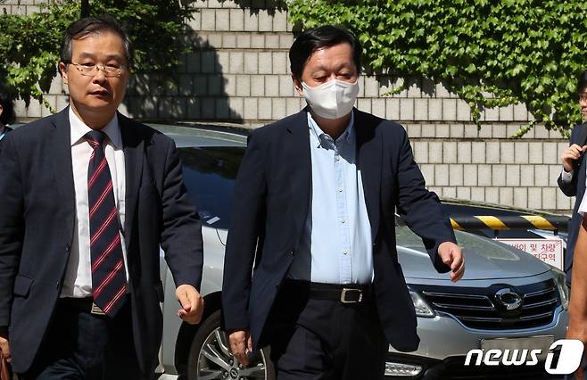 정진상 전 더불어민주당 당대표실 정무조정실장이 13일 오전 서울 서초구 중앙지방법원에서 열린 대장동 개발사업 관련 특정범죄가중처벌 등에 관한 법률위반(뇌물) 등 혐의 공판에 출석하고 있다. 2023.6.13/뉴스1 ⓒ News1 박세연 기자