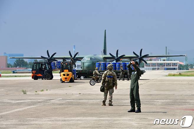 한·미연합군사령부(연합사)는 13일 오후 경북 포항시 해병대 1사단에 있는 비행장에서 실시된 '2023년 연합지속지원훈련인(CDEx)'에서 공군 CCT요원들이 전투하역 작전을 지원하고 있다.023.6.13/뉴스1 ⓒ News1 최창호 기자