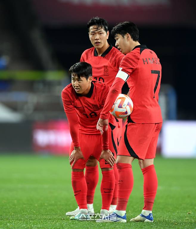 이강인(왼쪽)과 손흥민이 24일 울산문수축구경기장에서 열린 콜롬비아와 축구 국가대표 평가전에서 프리킥 때 이야기를 나누고 있다.  2023. 3. 24. 울산 | 최승섭기자 thunder@sportsseoul.com