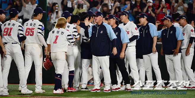 2023 KBO리그 롯데자이언츠와 한화이글스의 경기가 13일 부산사직야구장에서 열렸다. 롯데 서튼 감독과 선수들이 7대5 승리를 거두고 하이파이브 하고 있다.부산=최문영 기자deer@sportschosun.com /2023.06.13/