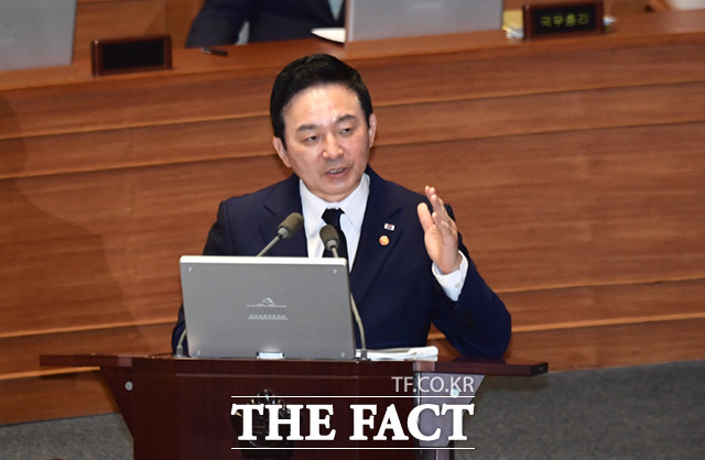 원희룡 국토교통부 장관이 13일 오후 서울 여의도 국회에서 열린 경제 분야 대정부질문에서 의원들 질의에 답하고 있다. /이새롬 기자