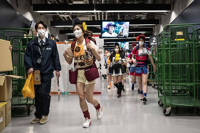 일본 도쿄의 도쿄돔 스타디움에서 교대 근무를 하고 있는 근로자들. / AFP=연합뉴스