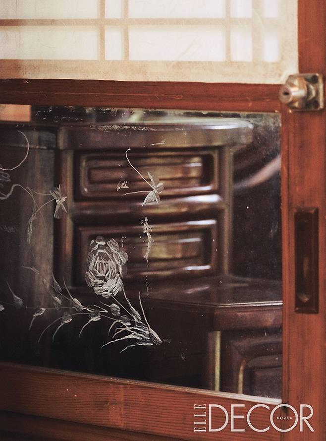 얇은 기둥, 원형 창, 유리에 새긴 문양, 격자창 등 오초량의 창과 문의 디테일은 근대건축의 특징을 잘 보여준다.