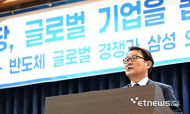 ‘민주당, 글로벌 기업을 돕다’ 정책 세미나가 반도체 글로벌 경쟁과 삼성 오너 경영의 역할을 주제로 13일 서울 여의도 국회 의원회관에서 열렸다. 박승희 삼성전자 사장이 축사를 하고 있다. 이동근 기자 foto@etnews.com