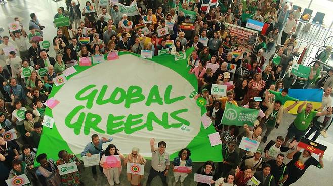 지난 8일부터 나흘 동안 인천 연수구 송도컨벤시아에서 열린 세계녹색당 참가자들이 기념촬영을 하고 있다. 녹색당 제공