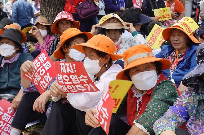 13일 열린 ‘일본 핵오염수 해양투기 저지를 위한 제주범도민대회’에 참가한 제주해녀들. 허호준 기자