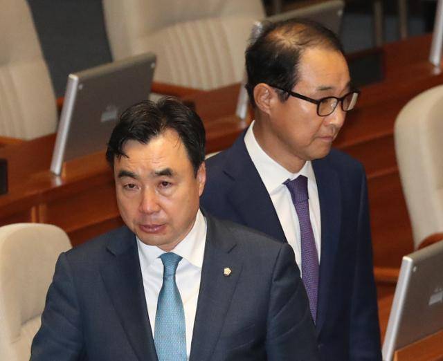 더불어민주당 2021년 전당대회 돈 봉투 의혹을 받고 있는 윤관석·이성만 무소속 의원이 12일 오후 서울 여의도 국회에서 열린 제407회 국회(임시회) 제1차 본회의 체포동의안 안건과 관련 투표를 마친 후 이동하고 있다. 이날 국회는 두 의원의 체포동의안을 부결시켰다. 뉴스1