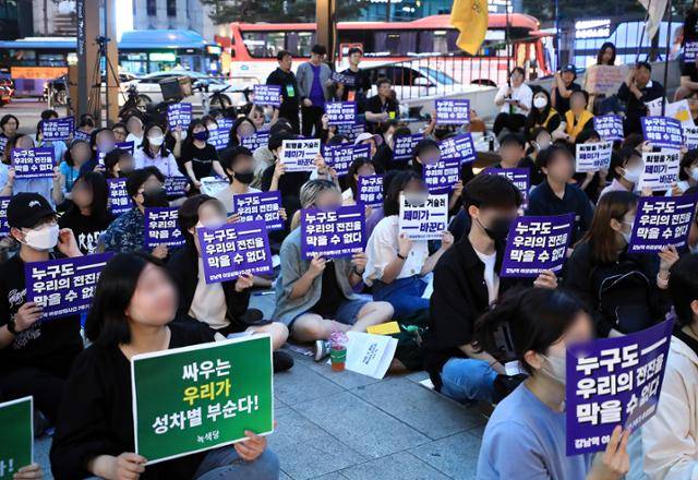 서울여성회 등 34개 여성 시민사회단체 활동가 등이 강남역 살해사건 7주기인 지난달 17일 서울 강남역 10번 출구 앞에서 추모집회를 열고 있다. 이들은 성명서를 통해 더 이상 여성의 죽음을 방관하지 말고, 젠더폭력에 대한 국가의 답을 내놓을 것을 정부에 요구했다. 뉴스1