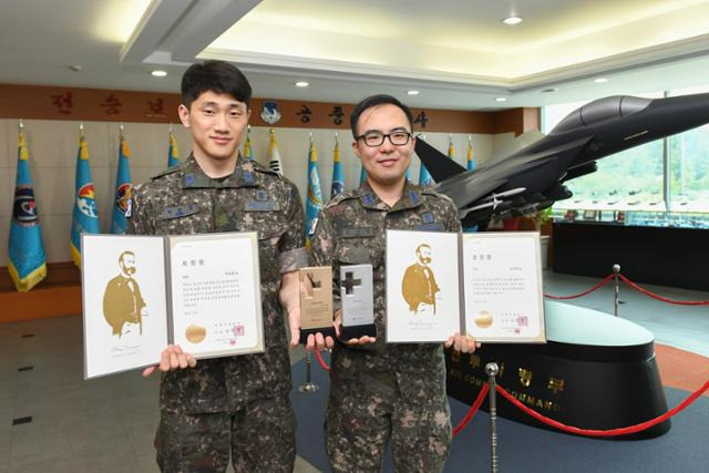 공군공중전투사령부 소속 박길범(왼쪽) 소령과 조우현 대위가 대구 동구 K2기지 사무실에서 각 헌혈유공 금장과 은장을 들어 보이고 있다. 공군공중전투사령부 제공