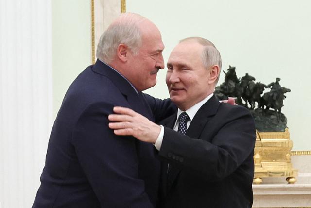 블라디미르 푸틴(오른쪽) 러시아 대통령과 알렉산드르 루카셴코 벨라루스 대통령. 모스크바=AFP 연합뉴스