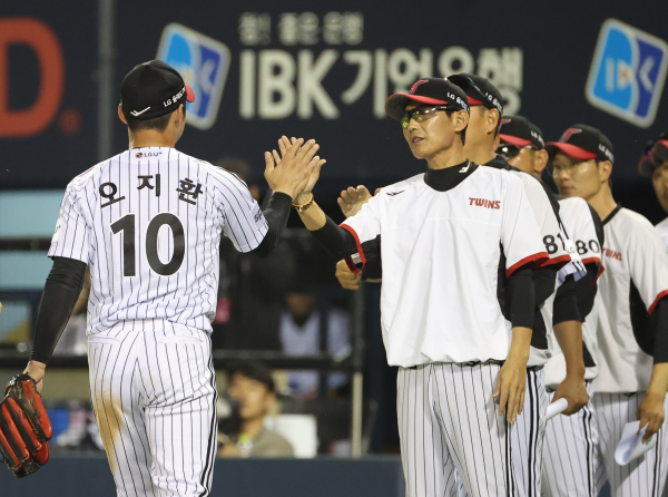 <yonhap photo-4162="">13일 오후 서울 잠실야구장에서 열린 2023 프로야구 삼성 라이온즈와 LG 트윈스의 경기에서 LG가 2-1로 승리하자 LG 염경엽 감독이 오지환을 격려하고 있다. [연합뉴스]</yonhap>