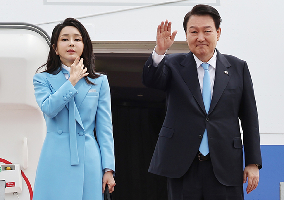 윤석열 대통령과 부인 김건희 여사가 경기도 성남 서울공항에서 공군 1호기 탑승 전 손 흔들어 인사하고 있다.  [사진=뉴시스]