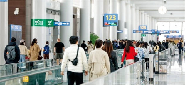 인천국제공항 제1여객터미널 탑승동이 해외로 떠나는 여행객들로 북적이고 있다./ 임대철 기자