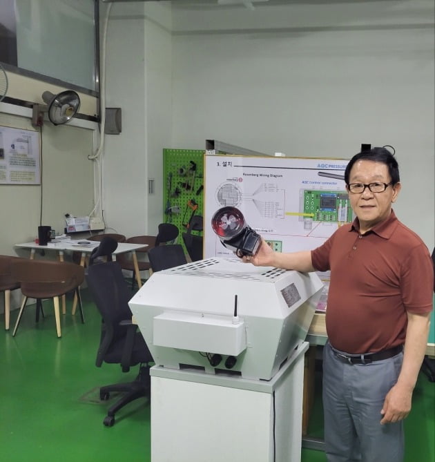 박태희 에이큐씨 CEO가 독자개발한 정풍량 전동댐퍼와 정정압 환기장치를 소개하고 있다.