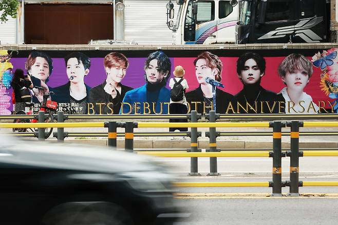 지난 12일 서울 용산구 하이브 사옥 인근에 그룹 방탄소년단(BTS) 데뷔 10주년을 기념하는 팬들의 응원 메시지가 붙어 있다. 연합뉴스