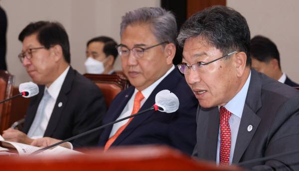 13일 국회에서 열린 부산세계박람회 유치지원 특별위원회에서 윤상직 유치위 사무총장이 업무보고를 하고 있다. 연합뉴스