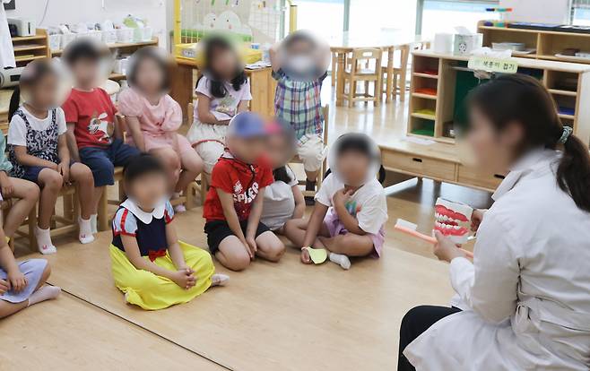 Children listen to a lesson about oral hygiene at a kindergarten in this file photo. (Yonhap)