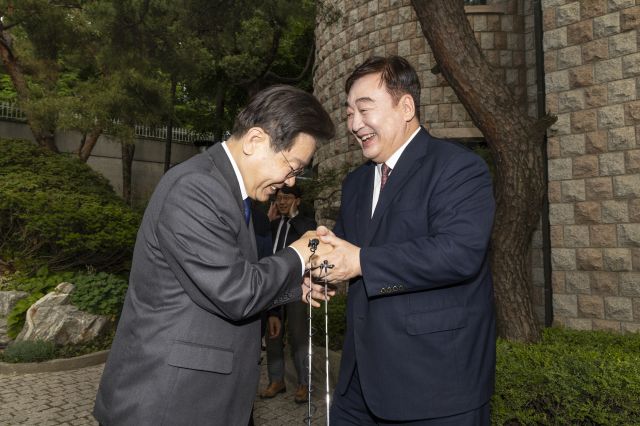 이재명 더불어민주당 대표가 지난 8일 서울 성북구 중국대사관저에서 싱하이밍 주한 중국대사를 만나 인사하는 모습. 연합뉴스