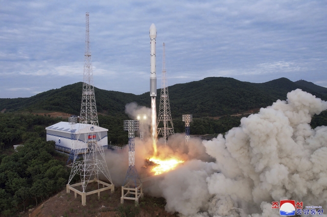 북한 조선중앙통신이 제공한 사진에 지난달 31일 북한 평안북도 동창리의 위성 발사장에서 군사 정찰위성 '만리경 1호'를 실은 천리마 1형 로켓이 발사되고 있다. AP뉴시스