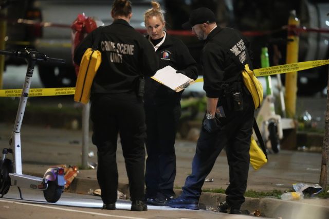 13일(현지시간) 총기 난사 사건이 벌어진 미국 콜로라도주 덴버에서 경찰들이 현장을 조사하고 있다. AP연합뉴스