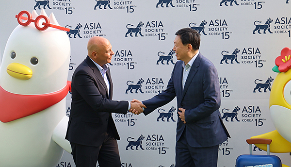 Lotte Group Chairman Shin Dong-bin, right, shakes hands with Egyptian ambassador to Korea in Busan, on June 12. [Photo provided by Lotte Group]