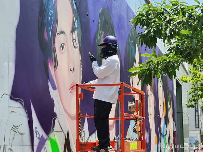 13일 오후 하이브 사옥 앞은 보라색 옷과 아이템으로 꾸민 아미로 가득했다. 이날 BTS 멤버들의 얼굴을 벽화로 그리는 이벤트가 진행됐다. BTS 멤버들이 '아미들에게 받은 사랑을 돌려주겠다'며 일명 '역조공'으로 기획한 행사다./사진=최지은 기자