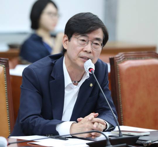 조경태 국민의힘 의원이 8일 오전 서울 여의도 국회에서 열린 교육위원회 법안심사소위원회에서 불법 코인거래 의혹으로 법사위에서 교육위로 보임된 김남국 무소속 의원과 관련해 의사진행 발언을 하고 있다. 뉴시스