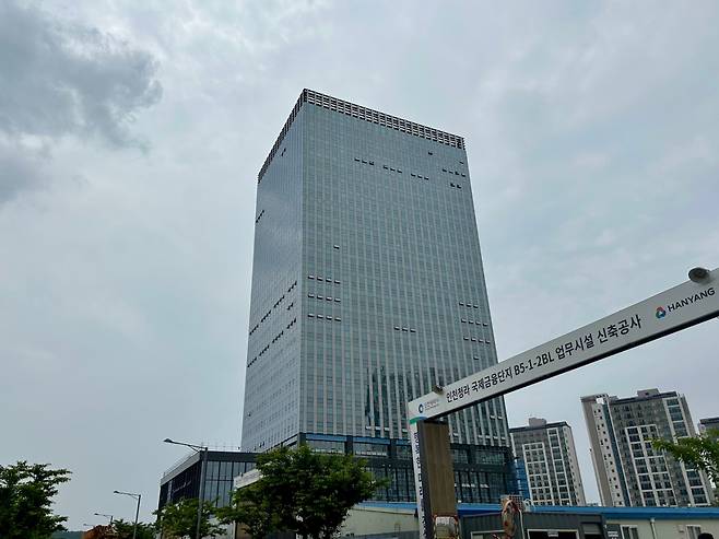 인천 서구 청라국제도시에 있는 청라 최초 프라임급 오피스건물 ‘오피스A’. 다음달 준공인 오피스A 현장은 막바지 공사가 한창이었다. 오피스A 바로 옆 부지에는 2025년 준공 예정인 ‘오피스B’ 공사가 진행되고 있었다. 신혜원 기자