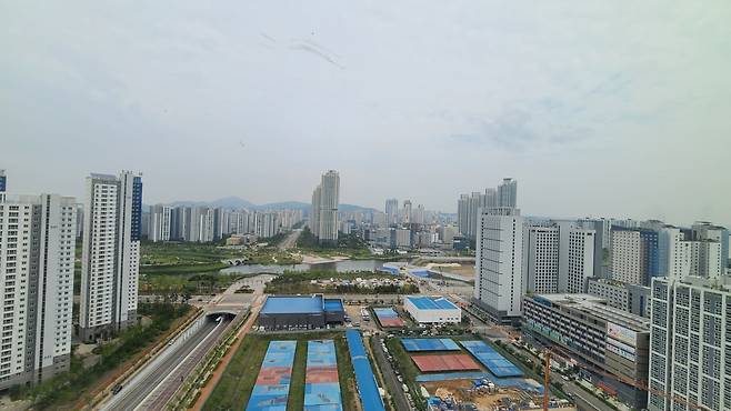 ‘오피스A’ 옥상에서 바라본 청라1·2동. 청라호수공원 너머에 위치한 청라1·2동은 아파트단지 위주의 주거지다. [한양 제공]