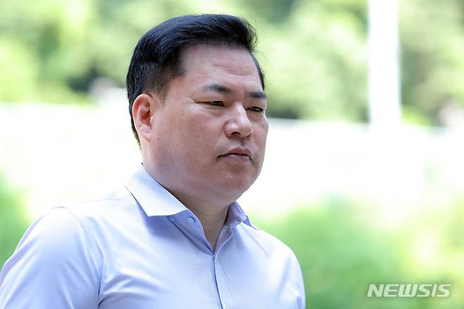 [서울=뉴시스] 김금보 기자 = 유동규 전 성남도시개발공사 기획본부장이 13일 오전 서울 서초구 중앙지방법원에서 대장동 개발사업 관련 뇌물 수수 혐의 공판에 출석하고 있다. 2023.06.13. kgb@newsis.com