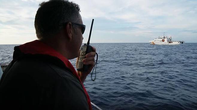 양측 경비대 간 통역을 맡은 이안 얼비나