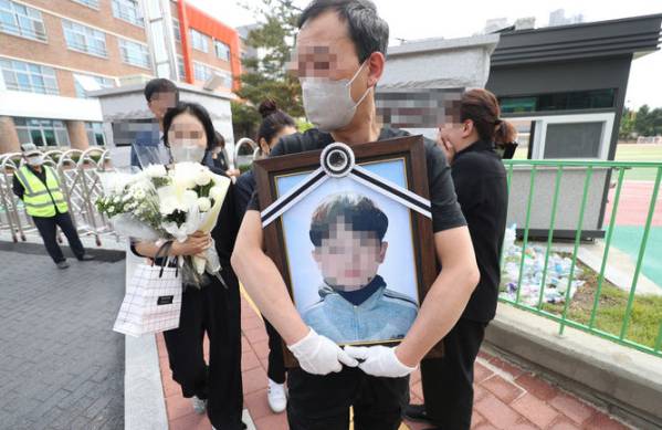 13일 오전 경북 경산시의 한 초등학교에서 지난 10일 아파트 놀이터에서 흔들의자가 부러지는 사고로 숨진 초등생의 발인이 엄수되고 있다. 경산=뉴시스