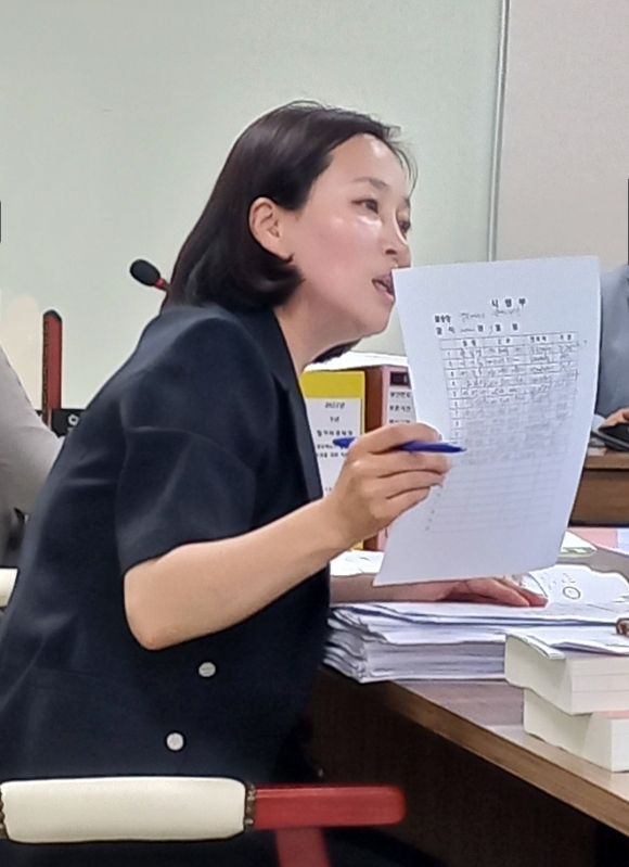 박진희 하남시의회 부의장이 지난 9일 실시된 일자리경제과 소관 행정사무감사에서 질의를 하고 있다. 하남시의회 제공