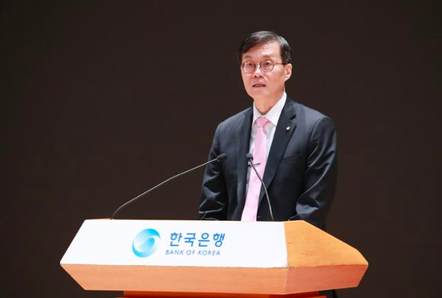 이창용 한국은행 총재가 12일 서울 중구 한국은행에서 열린 한국은행 창립 제73주년 기념식에서 기념사를 하고 있다. 사진 제공=한국은행