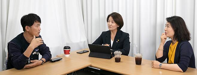 왼쪽부터 김형수 민주노총 금속노조 거제·통영·고성 조선하청지회 지회장, 이은주 정의당 의원, 배춘환 전 손잡고 대표. ⓒ시사IN 이명익