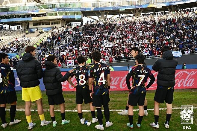 한국 U-20 축구대표팀 선수들이 지난 12일 아르헨티나 라플라타 스타디움에서 열린 이스라엘과의 2023 국제축구연맹 U-20 월드컵 3·4위전에서 패한 뒤 관중들을 향해 인사하고 있다.     대한축구협회 제공