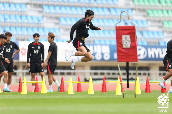 축구대표팀 선수들이 페루와 평가전을 사흘 앞둔 13일 부산 서구 구덕운동장에서 몸을 풀고 있다. /사진=대한축구협회 제공