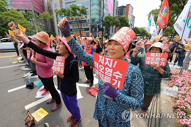 일본 핵오염수 해양투기 저지 제주 범도민대회 (제주=연합뉴스) 박지호 기자 = 13일 오후 제주시 노형오거리에서 열린 '일본 핵오염수 해양투기 저지 제주 범도민대회'에서 참가자들이 일본을 규탄하는 구호를 외치고 있다. 2023.6.13 jihopark@yna.co.kr