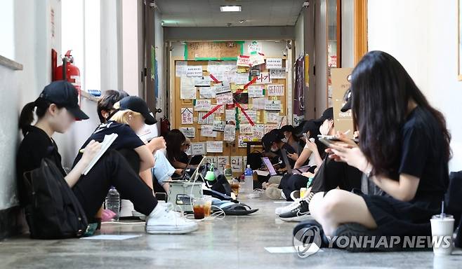 동덕여대 학생들 '등굣길 참변' 관련 총장 퇴진 요구 (서울=연합뉴스) 서대연 기자 = 동덕여자대학교 학생들이 13일 오후 서울 성북구 동덕여자대학교 총장실 앞에서 지난 5일 한 학생이 교내에서 쓰레기 수거 트럭에 치여 이틀만에 숨진 사건과 관련해 김명애 총장의 퇴진을 요구하며 농성하고 있다. 2023.6.13 dwise@yna.co.kr