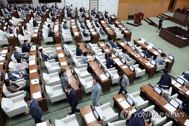 퇴장하는 더불어민주당 시의원들 (서울=연합뉴스) 김주성 기자 = 13일 오전 서울시의회에서 열린 제319회 정례회에서 더불어민주당 시의원들이 의사진행발언 요청이 받아들여지지 않자 퇴장하고 있다. 
    전날 열렸던 본회의는 조 교육감의 시정연설 내용을 수정하라는 국민의힘 측의 문제 제기로 10시간 가까이 정회되며 파행한 끝에 산회했다. 2023.6.13 utzza@yna.co.kr