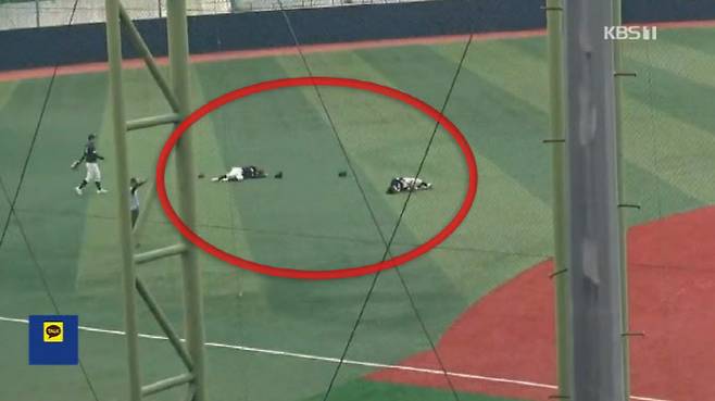 지난 11일 경기도 성남시 탄천야구장에서 열린 진영고와 부천고의 주말리그 후반기 경기 도중 6회 말 진영고 수비 상황에서 외야 뜬 공을 잡으려던 좌익수와 유격수가 부딪치는 사고가 발생한 직후 모습. (사진=KBS 방송화면 갈무리)