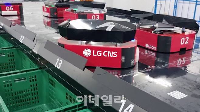 LG CNS의 AI분류로봇이 상품을 분류하고 있다.(사진=LG CNS)