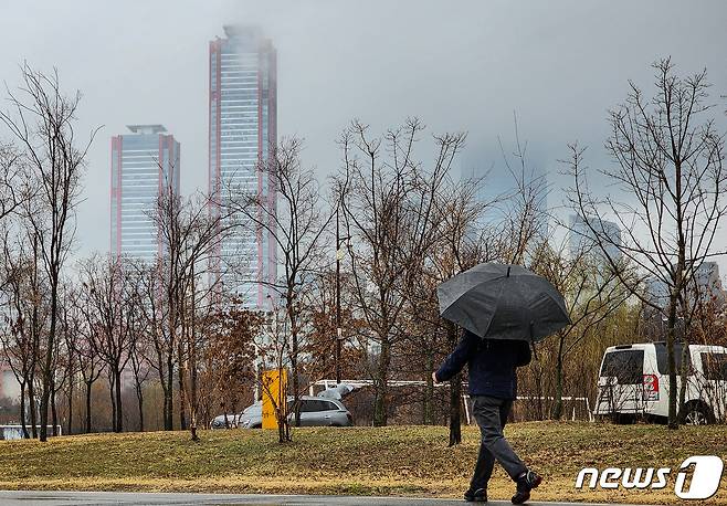 서울 여의도 한강시민공원 건너편에 69층 333m 높이의 파크원 빌딩이 보이고 있다. 2023.3.12/뉴스1 ⓒ News1 유승관 기자